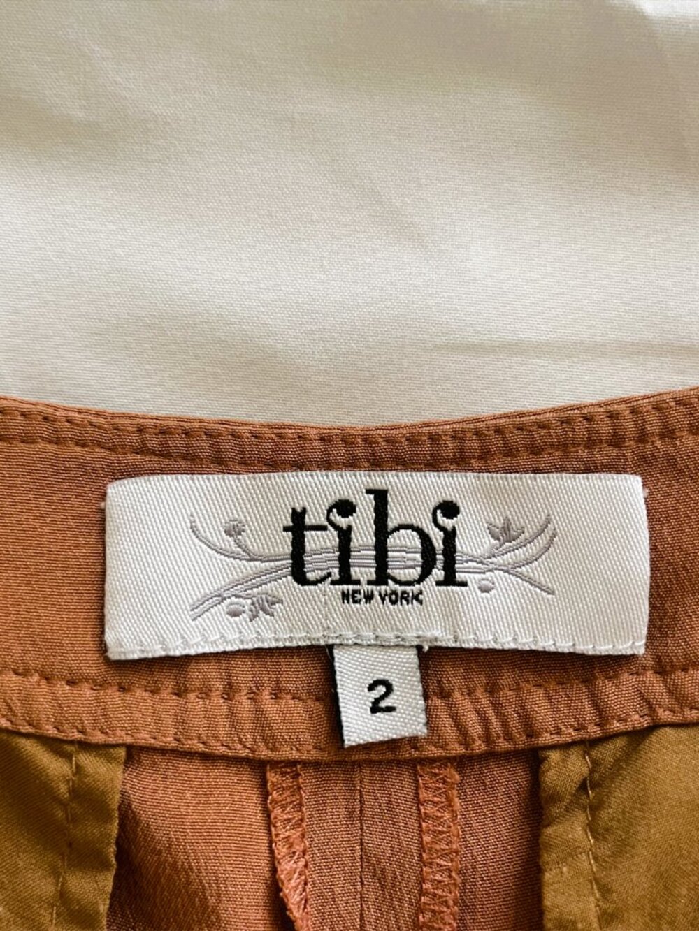 Tibi New York 100% Silk Pleated Front Tailored Shorts Brown / Caramel Size 2 - Picture 5 of 7